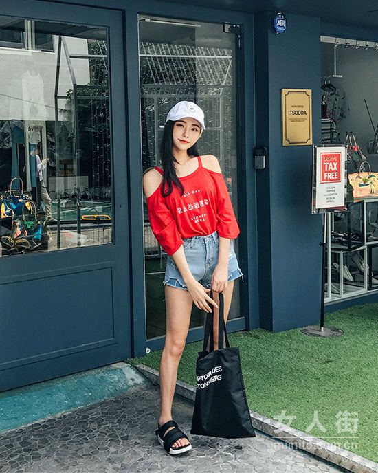 浅蓝色牛仔短裤搭配，时尚穿搭秒变女神