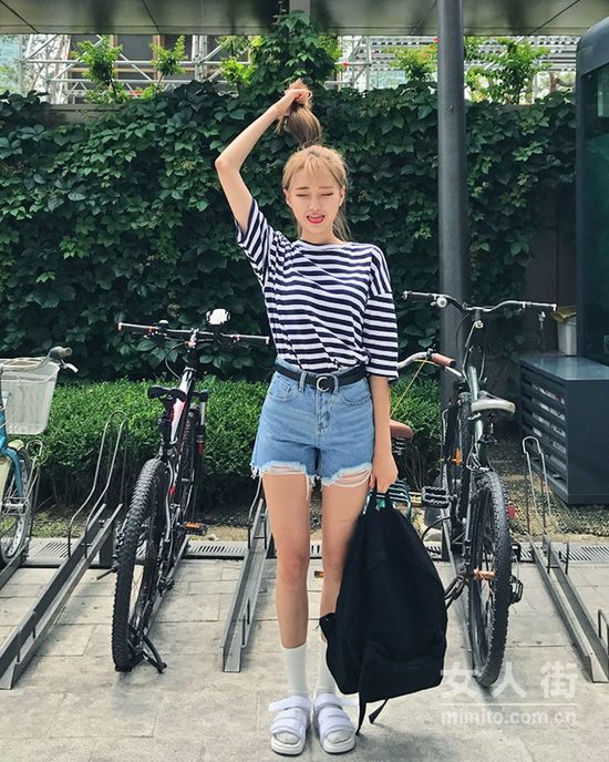 浅蓝色牛仔短裤搭配，时尚穿搭秒变女神